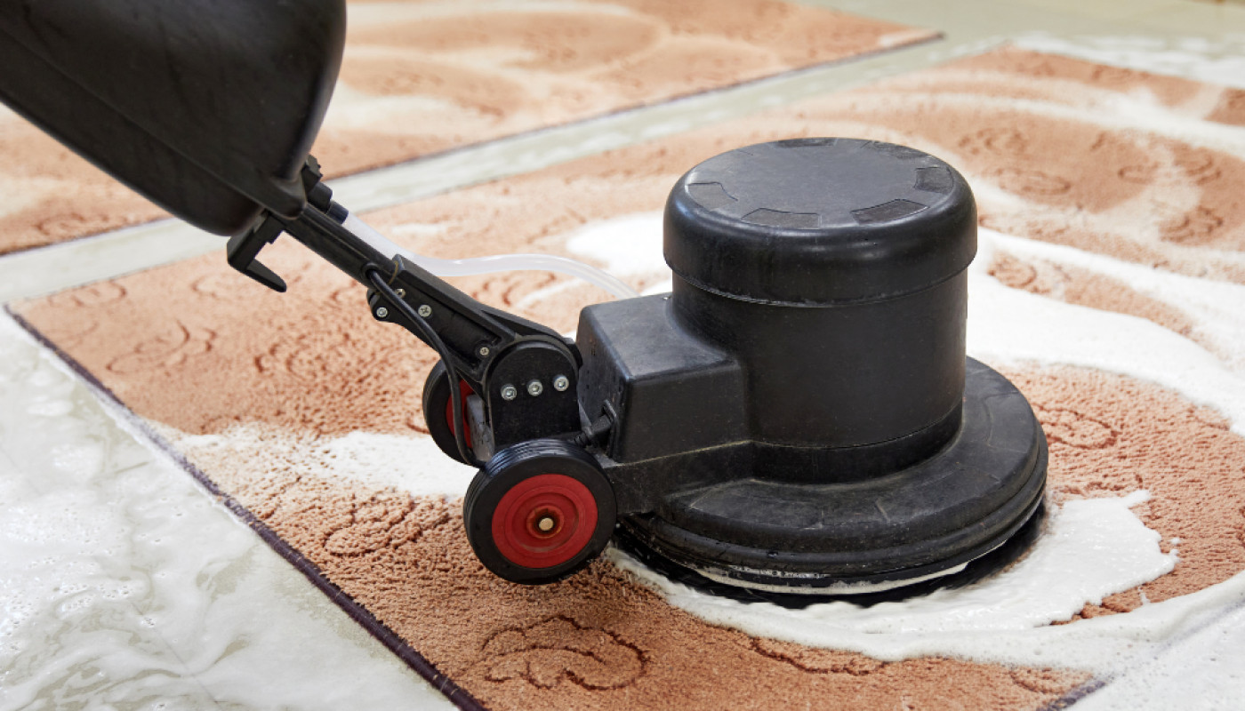 Tâches, poussière et odeurs : quand faire nettoyer son tapis par un professionnel ?